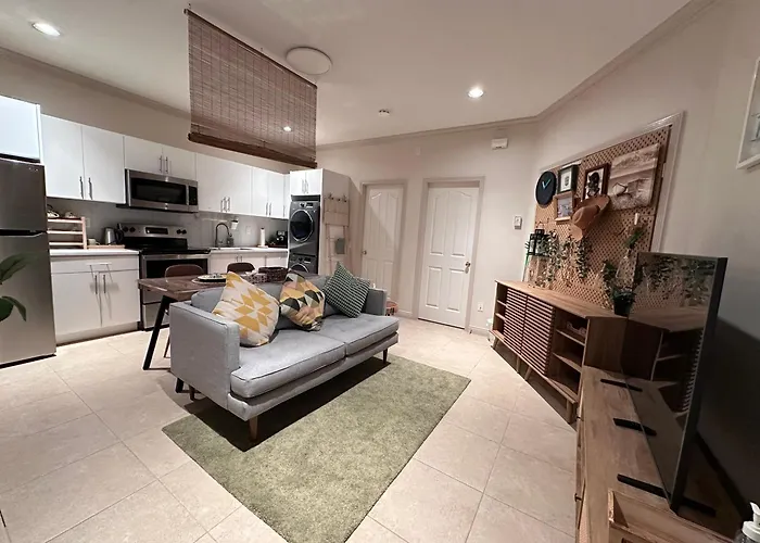 Metrotown Exquisite 1 Bed Room Private Entire Suite With Separated Entrance
