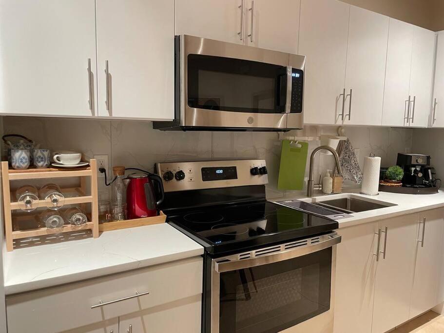 Metrotown Exquisite 1 Bed Private Entire With Separated Entrance *